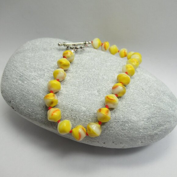 Uranium glass bead bracelet - Picture 1 of 12